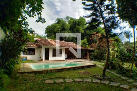 Casa à venda com 2700m², 6 quartos e 3 vagas Casa à venda com 2700m², 6 quartos e 3 vagasQuintal