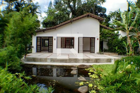 Casa à venda com 2700m², 6 quartos e 3 vagas Casa à venda com 2700m², 6 quartos e 3 vagasQuintal