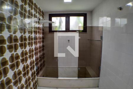 Casa à venda com 2700m², 6 quartos e 3 vagas Casa à venda com 2700m², 6 quartos e 3 vagasBanheiro Social