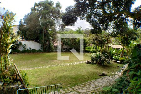 Casa à venda com 2700m², 6 quartos e 3 vagas Casa à venda com 2700m², 6 quartos e 3 vagasQuintal