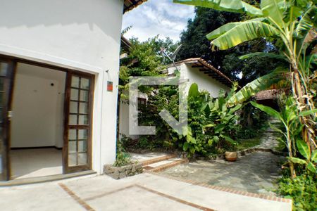 Casa à venda com 2700m², 6 quartos e 3 vagas Casa à venda com 2700m², 6 quartos e 3 vagasQuintal