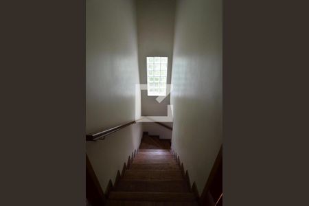 Casa à venda com 160m², 2 quartos e 2 vagasEscadas