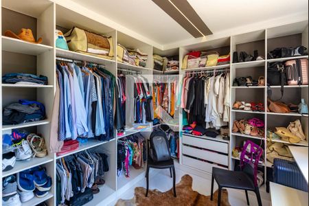 Apartamento à venda com 166m², 3 quartos e 3 vagas Apartamento à venda com 166m², 3 quartos e 3 vagasCloset da suíte 2