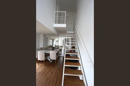 Escada de apartamento para alugar com 3 quartos, 129m² em Paraíso do Morumbi, São Paulo