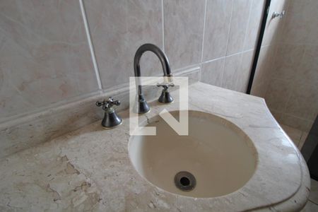 Casa à venda com 217m², 3 quartos e 6 vagasPia banheiro comum