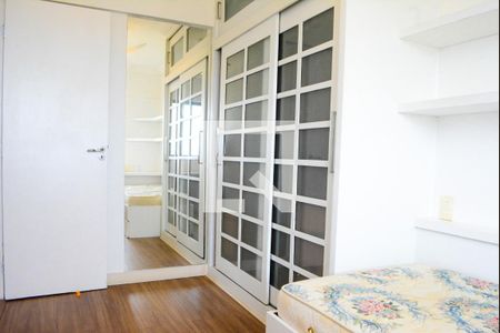 Quarto 1 de apartamento para alugar com 2 quartos, 77m² em Caminho das Árvores, Salvador