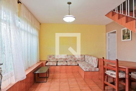 Casa à venda com 250m², 2 quartos e 2 vagas Casa à venda com 250m², 2 quartos e 2 vagasSala