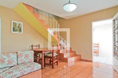 Casa à venda com 250m², 2 quartos e 2 vagas Casa à venda com 250m², 2 quartos e 2 vagasSala