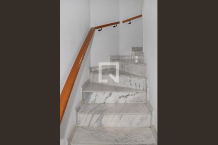 Casa à venda com 182m², 3 quartos e 2 vagasEscada