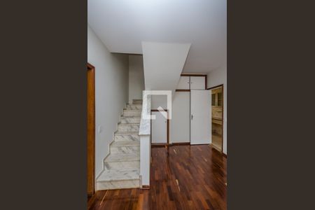 Apartamento para alugar com 160m², 4 quartos e 3 vagas Apartamento para alugar com 160m², 4 quartos e 3 vagasEscada