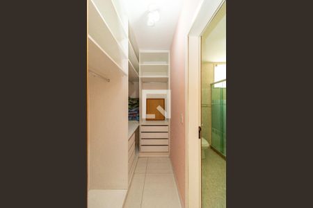 Casa à venda com 253m², 2 quartos e 2 vagas Casa à venda com 253m², 2 quartos e 2 vagasCloset da Suíte