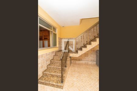 Casa à venda com 253m², 2 quartos e 2 vagas Casa à venda com 253m², 2 quartos e 2 vagasEscadas - Acesso a Suíte