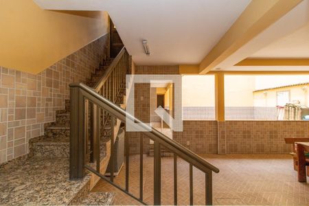 Casa à venda com 253m², 2 quartos e 2 vagas Casa à venda com 253m², 2 quartos e 2 vagasEscadas - Acesso a Suíte