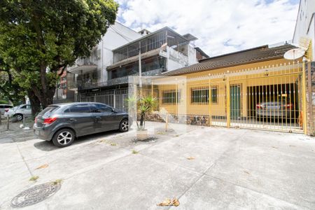 Casa à venda com 253m², 2 quartos e 2 vagas Casa à venda com 253m², 2 quartos e 2 vagasFachada