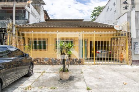 Casa à venda com 253m², 2 quartos e 2 vagas Casa à venda com 253m², 2 quartos e 2 vagasFachada