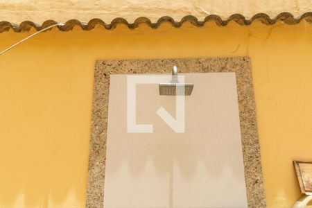 Casa à venda com 253m², 2 quartos e 2 vagas Casa à venda com 253m², 2 quartos e 2 vagasDetalhe do Quintal Fundos - Ducha