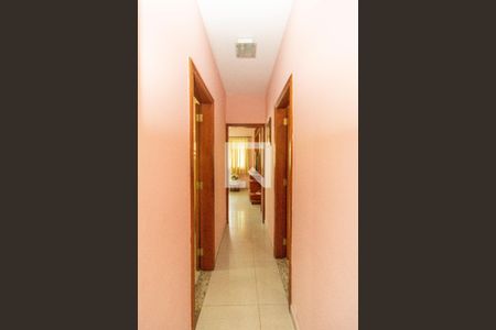 Casa à venda com 253m², 2 quartos e 2 vagas Casa à venda com 253m², 2 quartos e 2 vagasCorredor