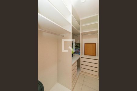 Casa à venda com 253m², 2 quartos e 2 vagas Casa à venda com 253m², 2 quartos e 2 vagasCloset da Suíte