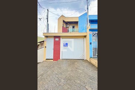 Casa à venda com 225m², 3 quartos e 6 vagas Casa à venda com 225m², 3 quartos e 6 vagasFachada