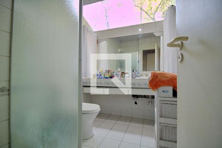 Casa à venda com 650m², 4 quartos e 3 vagasBanheiro da Suíte Americana