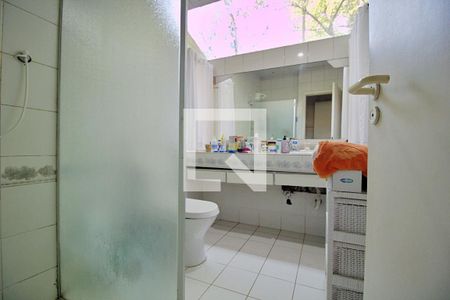 Casa à venda com 650m², 4 quartos e 3 vagasBanheiro da Suíte Americana