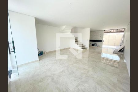 Casa à venda com 98m², 3 quartos e 4 vagas Casa à venda com 98m², 3 quartos e 4 vagasSala