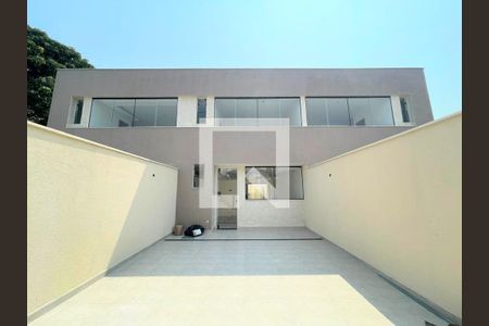 Casa à venda com 98m², 3 quartos e 4 vagas Casa à venda com 98m², 3 quartos e 4 vagasFachada