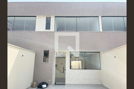 Casa à venda com 98m², 3 quartos e 4 vagas Casa à venda com 98m², 3 quartos e 4 vagasFachada
