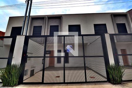 Casa para alugar com 72m², 2 quartos e 2 vagasFachada