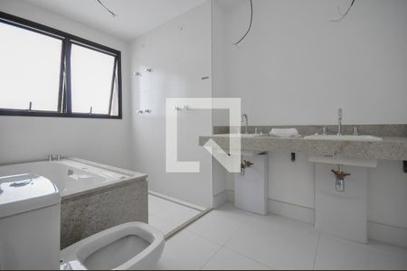 Apartamento à venda com 230m², 4 quartos e 4 vagasBanheiro suíte 4
