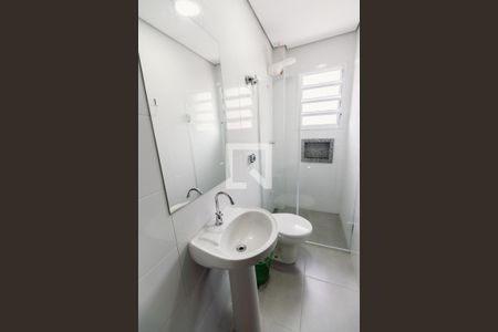 Banheiro de kitnet/studio para alugar com 1 quarto, 35m² em Lapa de Baixo, São Paulo