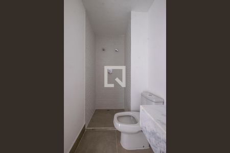 Banheiro de kitnet/studio para alugar com 1 quarto, 27m² em Jardim das Bandeiras, São Paulo
