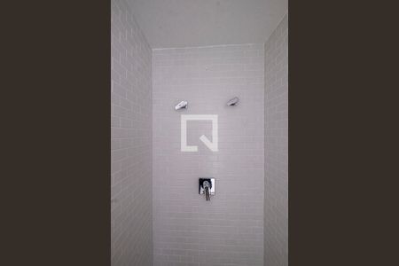 Banheiro de kitnet/studio para alugar com 1 quarto, 27m² em Jardim das Bandeiras, São Paulo