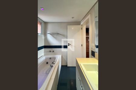 Apartamento à venda com 373m², 3 quartos e 4 vagasBanheiro da Suíte 2