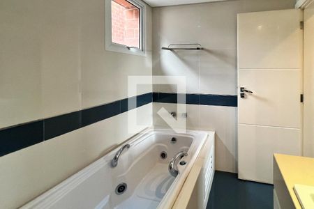 Apartamento à venda com 373m², 3 quartos e 4 vagasBanheiro da Suíte 2