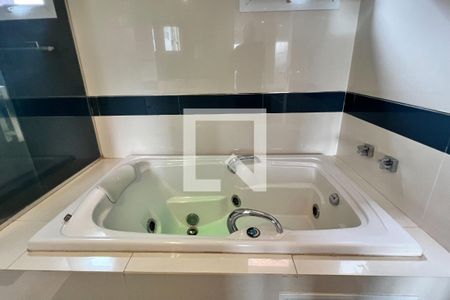 Apartamento à venda com 373m², 3 quartos e 4 vagasBanheiro da Suíte 2