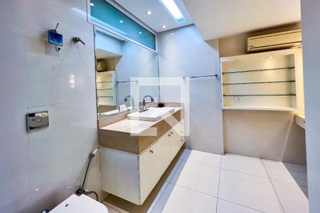Apartamento à venda com 373m², 3 quartos e 4 vagasBanheiro 2 da Suíte 3