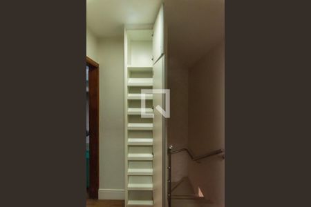 Casa de condomínio para alugar com 130m², 3 quartos e 3 vagas Casa de condomínio para alugar com 130m², 3 quartos e 3 vagasCorredor- Sapateira