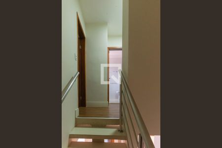 Casa de condomínio para alugar com 130m², 3 quartos e 3 vagas Casa de condomínio para alugar com 130m², 3 quartos e 3 vagasEscada