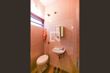 Casa à venda com 300m², 3 quartos e 5 vagasBanheiro de serviço