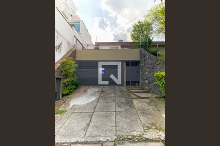 Casa à venda com 235m², 5 quartos e 2 vagas Casa à venda com 235m², 5 quartos e 2 vagasFachada