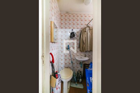 Casa à venda com 235m², 5 quartos e 2 vagas Casa à venda com 235m², 5 quartos e 2 vagasBanheiro de Serviço