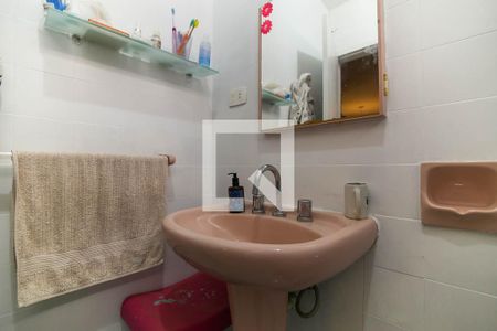 Casa à venda com 235m², 5 quartos e 2 vagas Casa à venda com 235m², 5 quartos e 2 vagasBanheiro