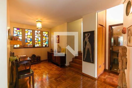 Casa à venda com 235m², 5 quartos e 2 vagas Casa à venda com 235m², 5 quartos e 2 vagasCorredor