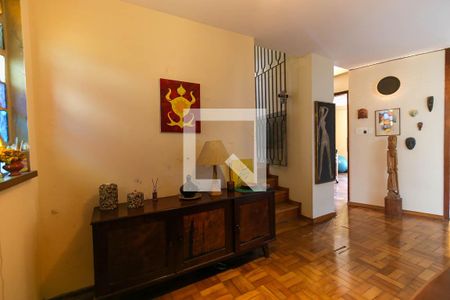 Casa à venda com 235m², 5 quartos e 2 vagas Casa à venda com 235m², 5 quartos e 2 vagasCorredor