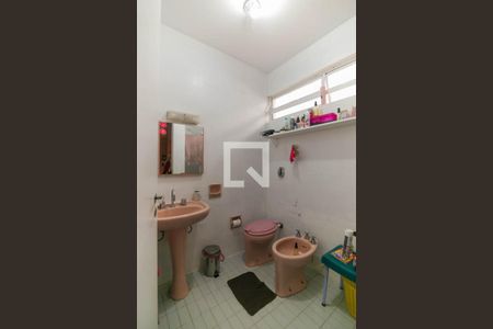 Casa à venda com 235m², 5 quartos e 2 vagas Casa à venda com 235m², 5 quartos e 2 vagasBanheiro