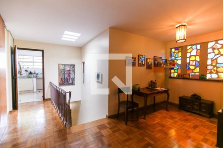 Casa à venda com 235m², 5 quartos e 2 vagas Casa à venda com 235m², 5 quartos e 2 vagasCorredor