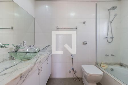 Apartamento para alugar com 240m², 3 quartos e 2 vagasBanheiro Suíte 2