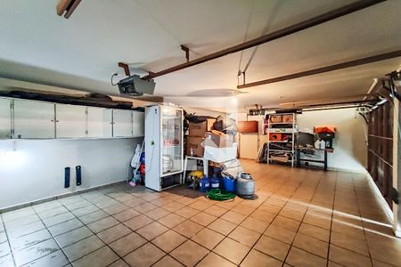 Casa à venda com 253m², 4 quartos e 3 vagas Casa à venda com 253m², 4 quartos e 3 vagasGaragem