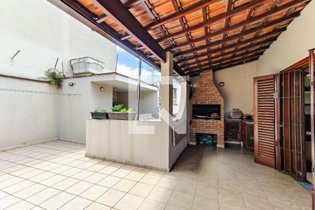 Casa à venda com 253m², 4 quartos e 3 vagas Casa à venda com 253m², 4 quartos e 3 vagasTerraço Fundos